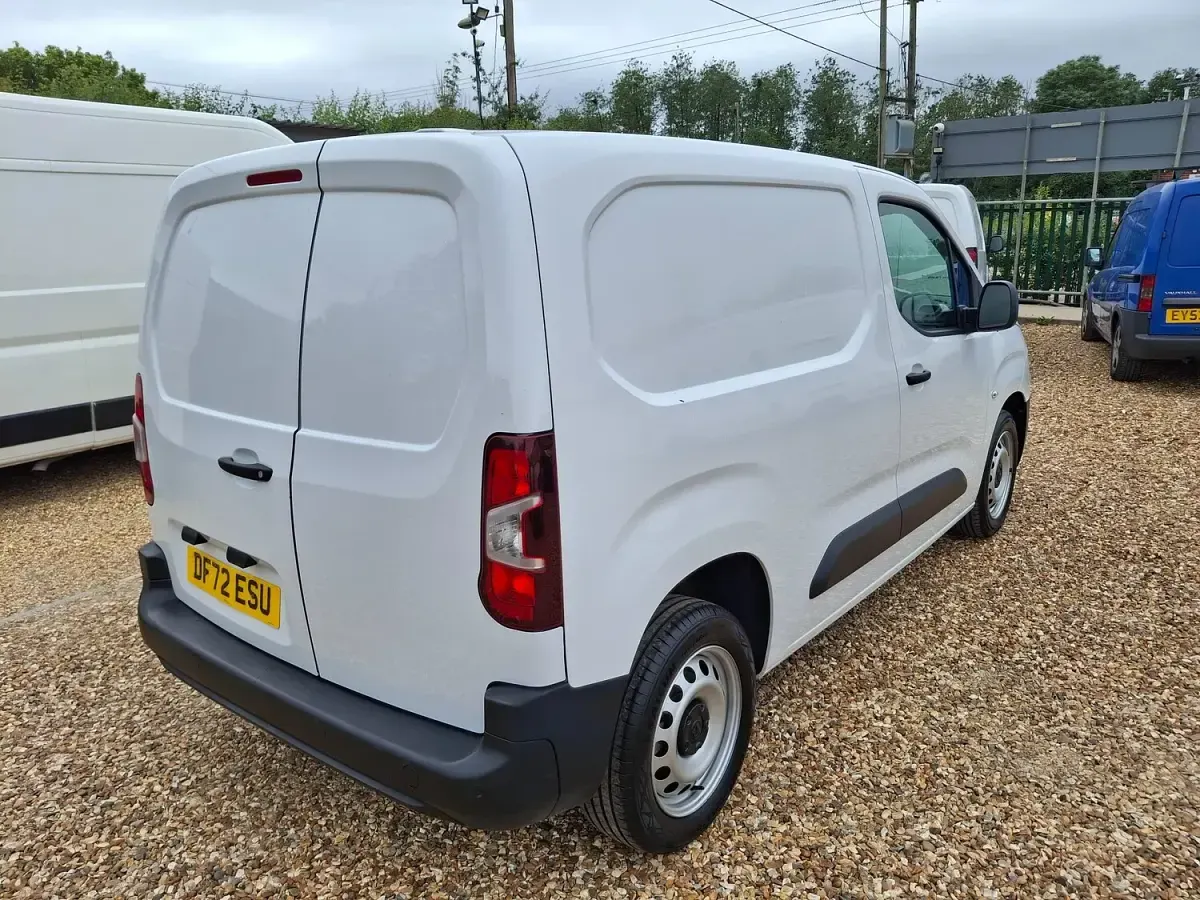 Used Vauxhall Combo S 100 HP (73 kW) 2022 White MPV