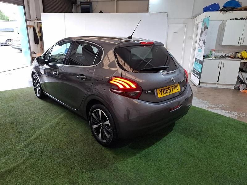 Usado Peugeot 208 S 82 HP (60 kW) 2019 Cinzento Citadino