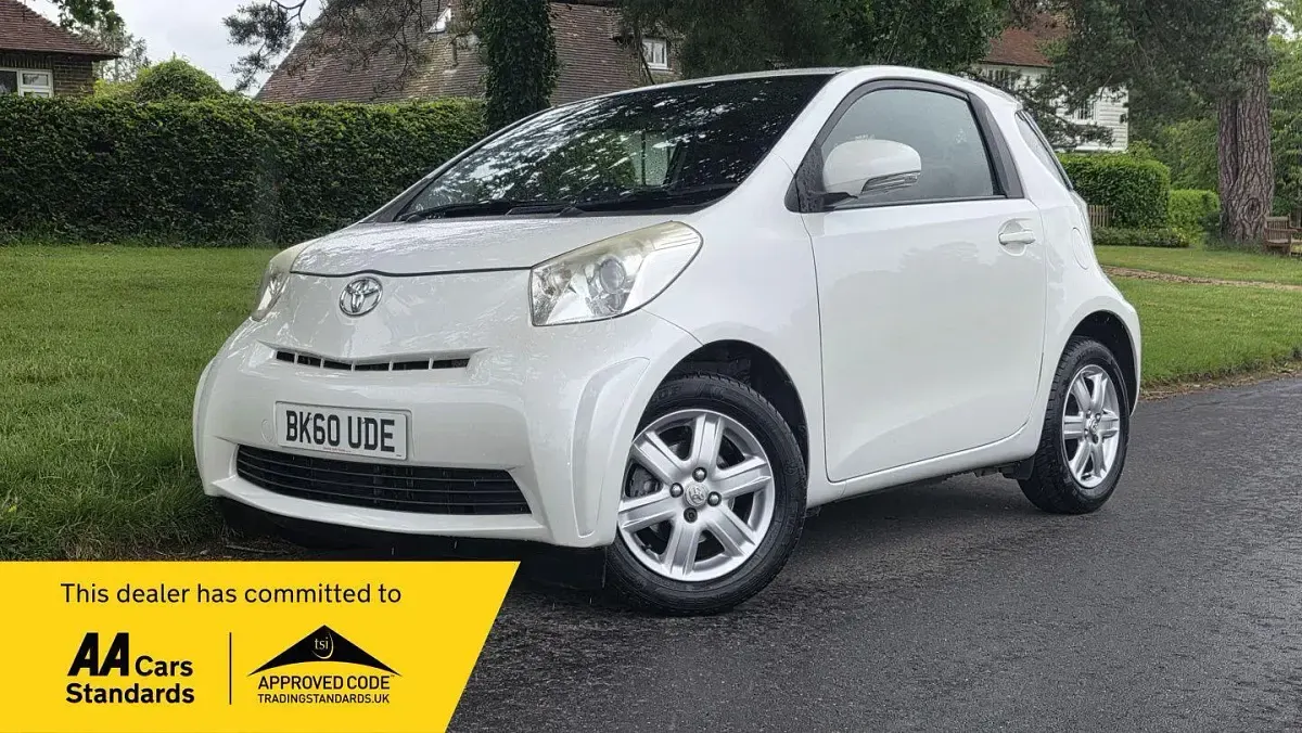Used Toyota iQ 68 HP (50 kW) 2010 White Hatchback