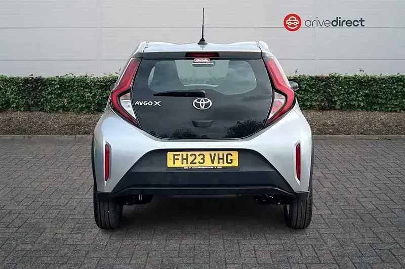 Usado Toyota Aygo X PURE 72 HP (52 kW) 2023 Prateado SUV