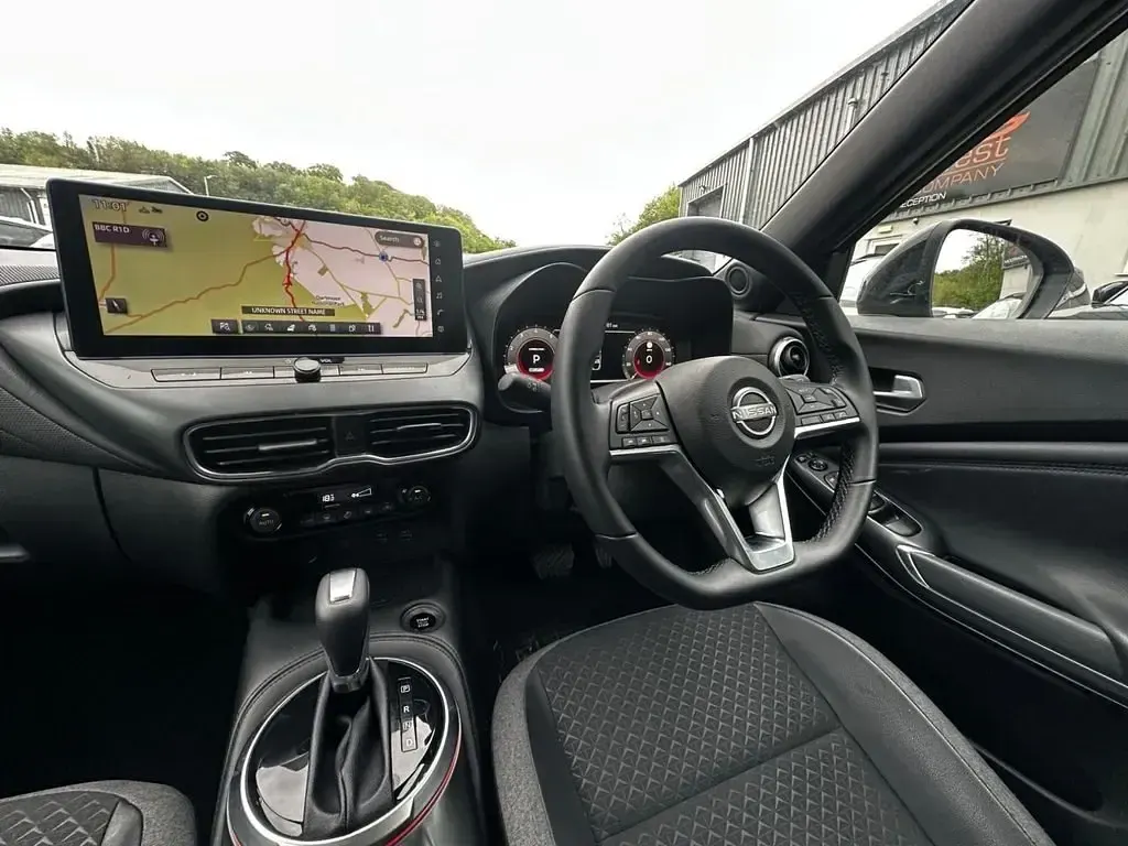 Usado Nissan Juke N-Connecta 114 HP (83 kW) 2025 Prateado SUV