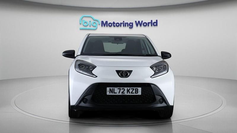 Used Toyota Aygo X PURE 71 HP (52 kW) 2022 White SUV