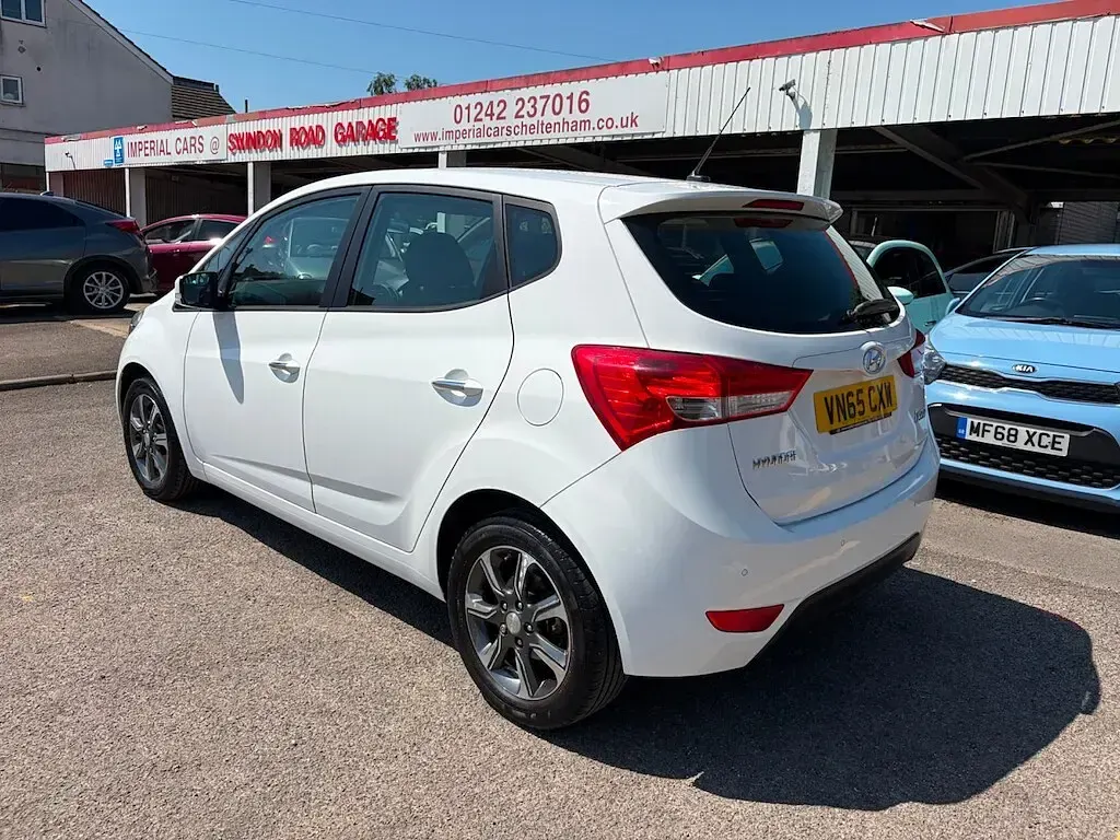Used Hyundai ix20 SE 90 HP (66 kW) 2015 White Hatchback