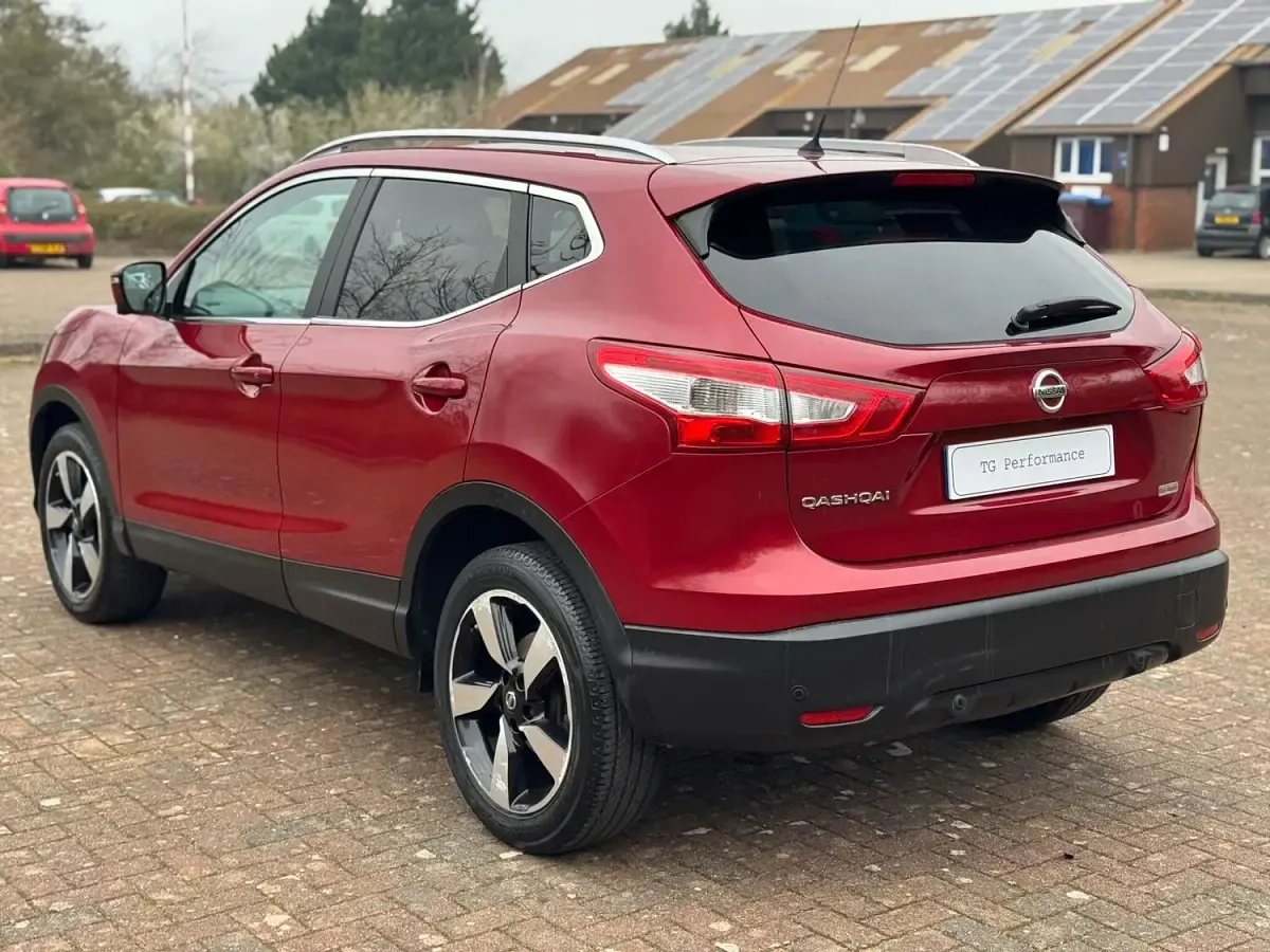 Used Nissan Qashqai N-TEC 115 HP (84 kW) 2014 Red SUV