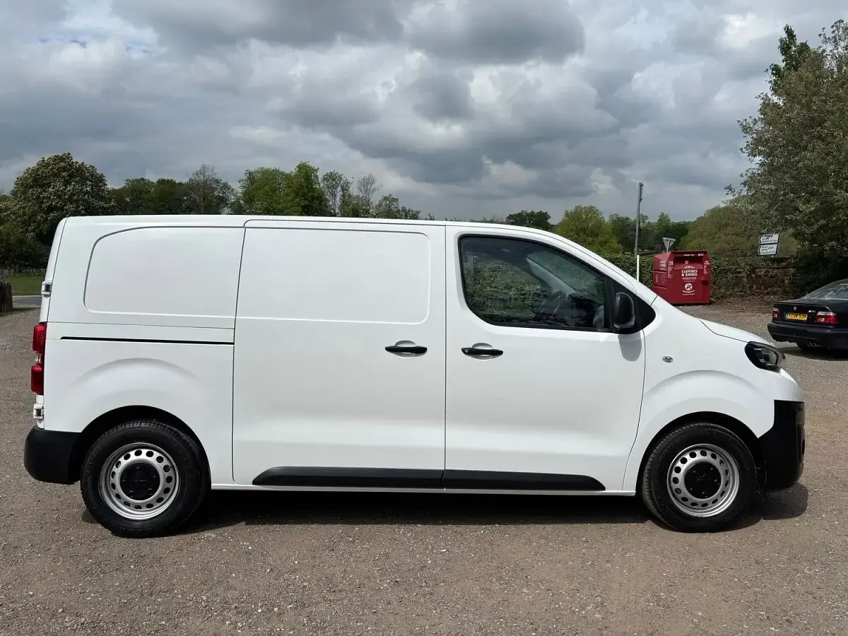 Used Peugeot e-Expert S 100 kW (136 HP) 2021 White Van