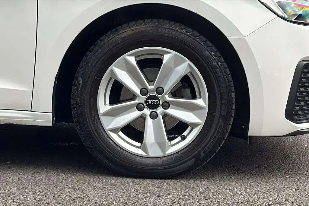 Used Audi A1 Design 94 HP (69 kW) 2023 White SUV