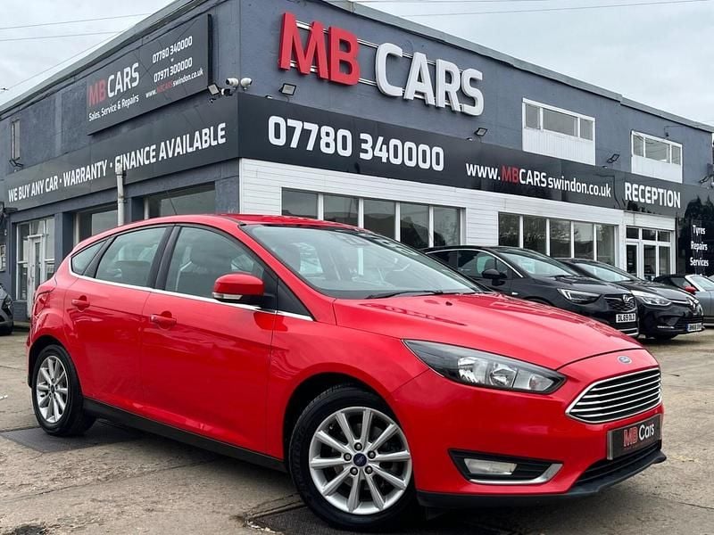 Used Ford Focus Titanium 115 HP (84 kW) 2015 Red Hatchback