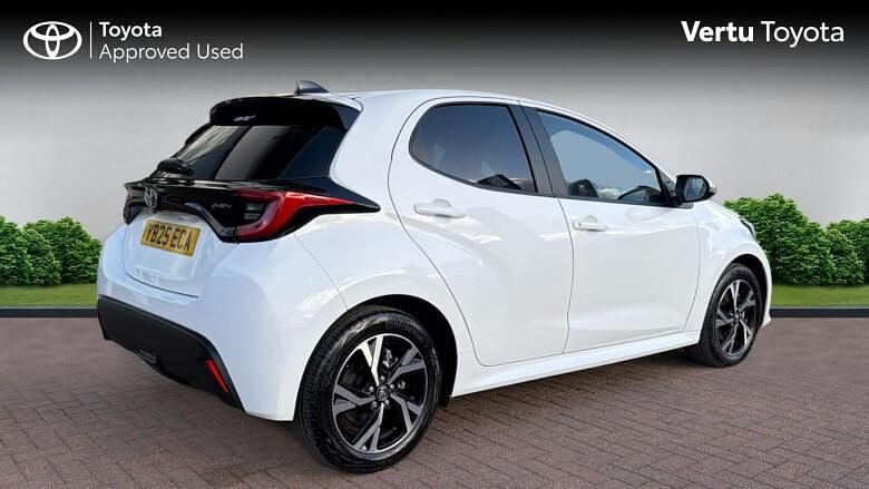 Used Toyota Yaris Hybrid Design 116 HP (85 kW) 2025 White Hatchback