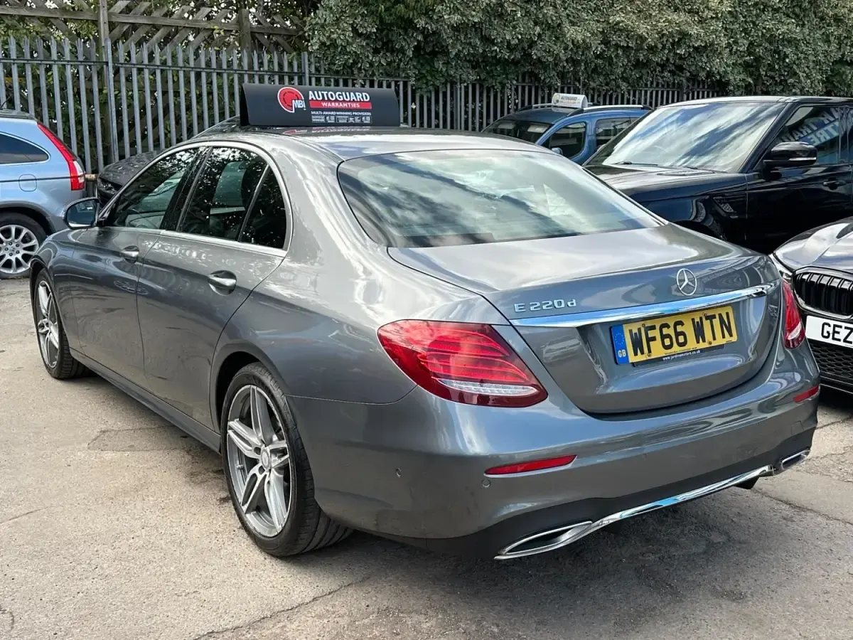Begagnad Mercedes E220 AMG line 2016 Grå Sedan