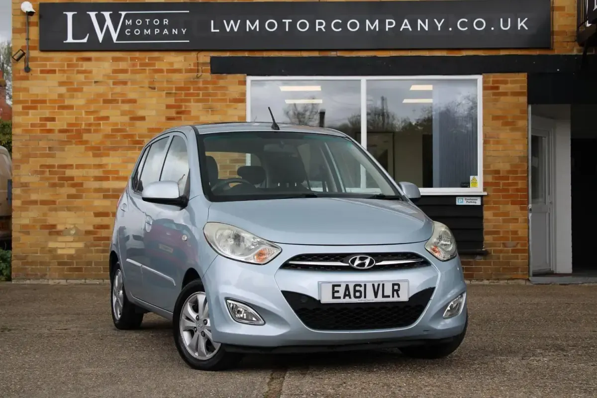 Usado Hyundai i10 Style 86 HP (63 kW) 2011 Prateado Citadino