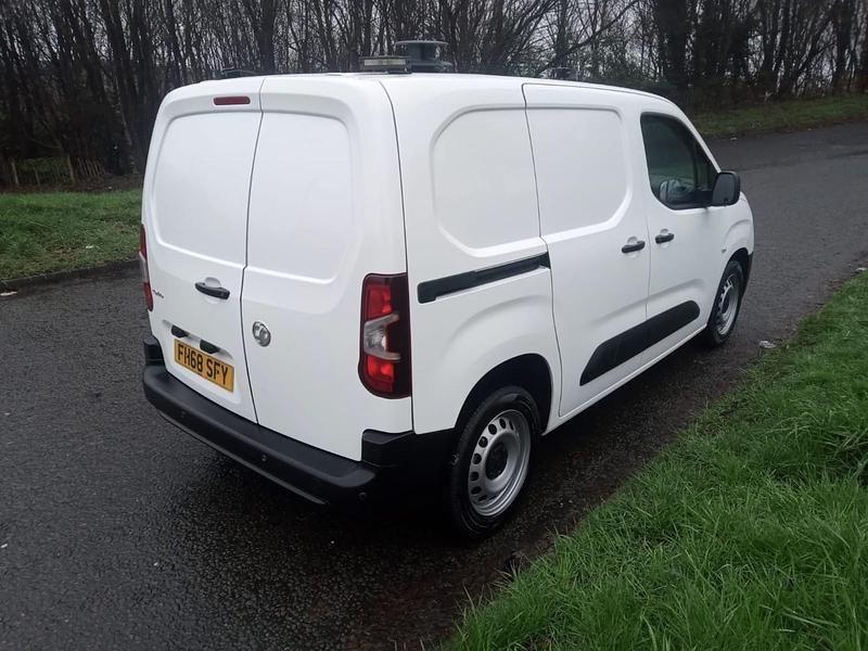 Used Vauxhall Combo Edition 100 HP (73 kW) 2019 White MPV