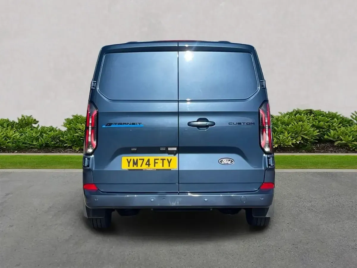 Usado Ford E-Transit Limited 100 kW (136 HP) 2024 Azul Van