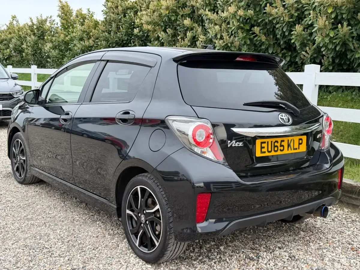 Usado Toyota Yaris 2025 Preto Citadino
