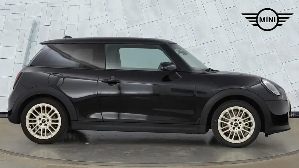 Usado Mini Cooper Hatch 113 kW (154 CV) 2025 Negro Utilitario