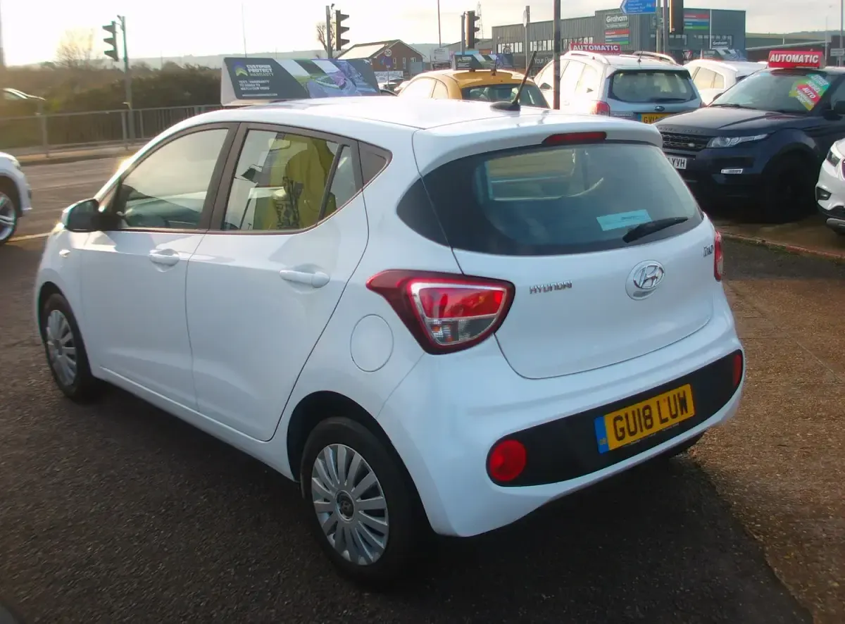 Used Hyundai i10 SE 67 HP (49 kW) 2018 White Hatchback