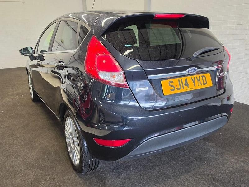 Begagnad Ford Fiesta Titanium 2014 Svart Halvkombi
