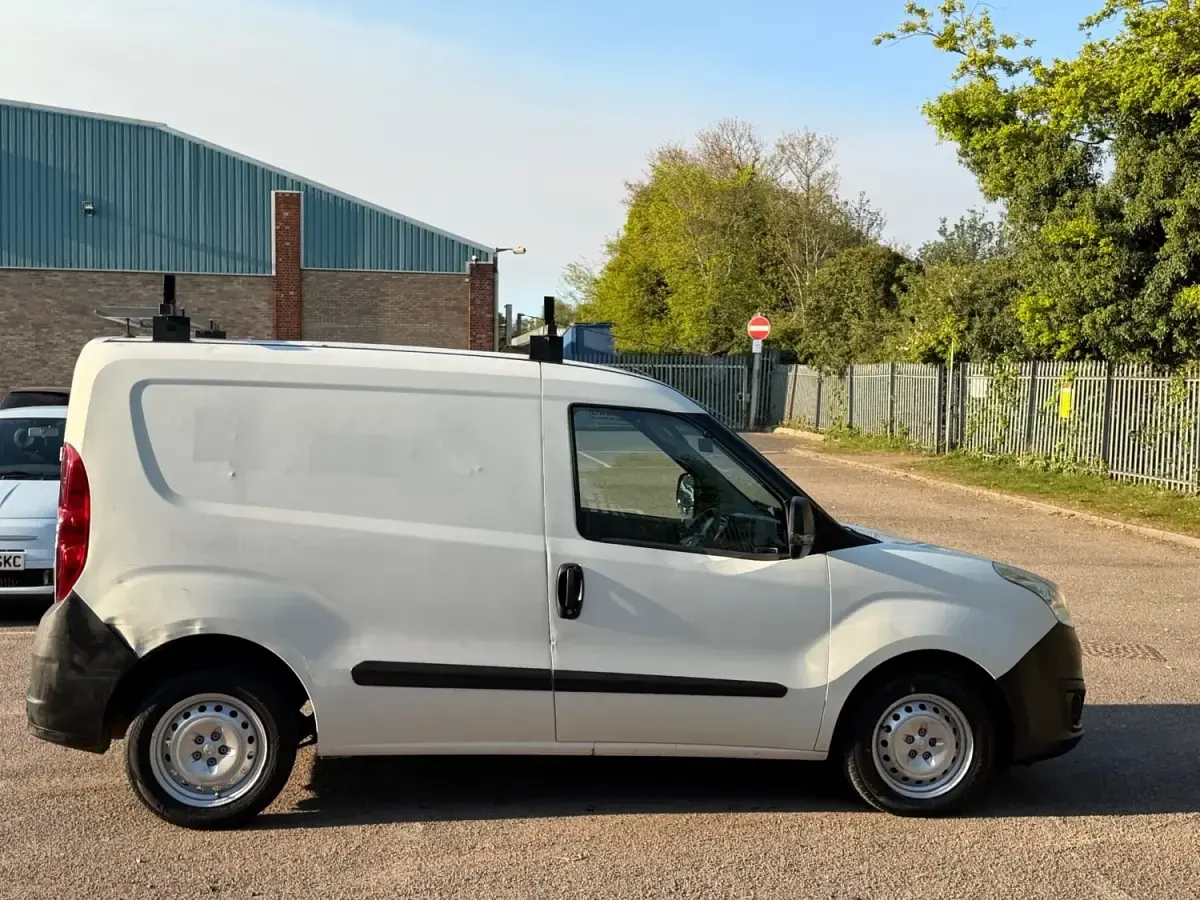 Usado Vauxhall Combo 90 CV (66 kW) 2015 Blanco Monovolumen
