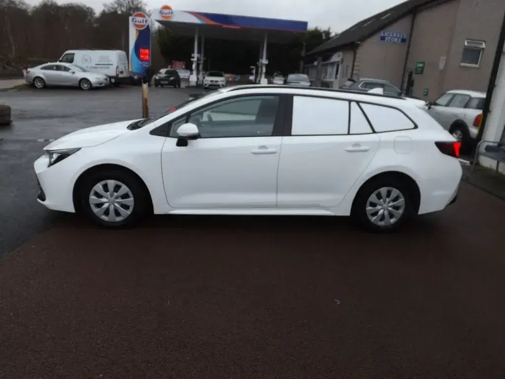 Used Toyota Corolla 140 HP (102 kW) 2023 White Van