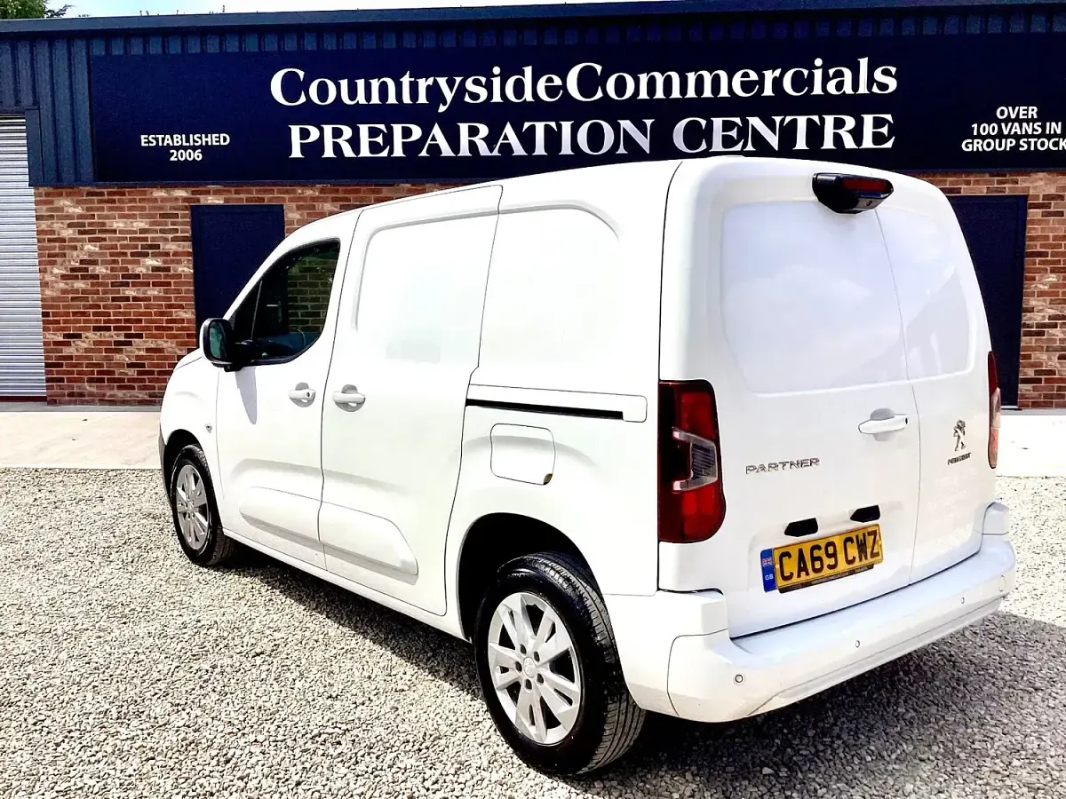 Used Peugeot Partner 100 HP (73 kW) 2020 White MPV
