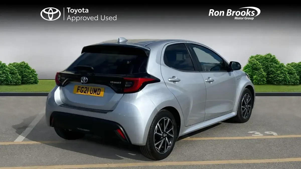 Second-hand Toyota Yaris Hybrid Design 2021 Argintiu Hatchback