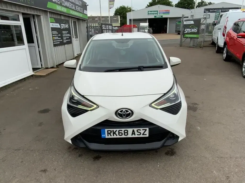 Used Toyota Aygo X-play 71 HP (52 kW) 2018 White Hatchback