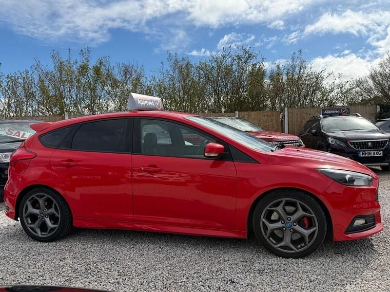 Used Ford Focus ST 185 HP (136 kW) 2016 Red Hatchback