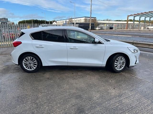Used Ford Focus Titanium 125 HP (91 kW) 2018 Frozen white Hatchback