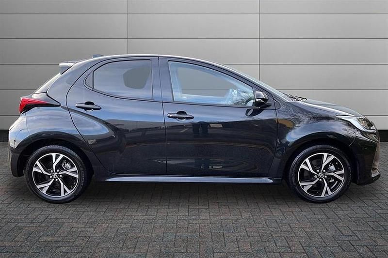 Used Toyota Yaris Hybrid Design 116 HP (85 kW) 2024 Black Hatchback