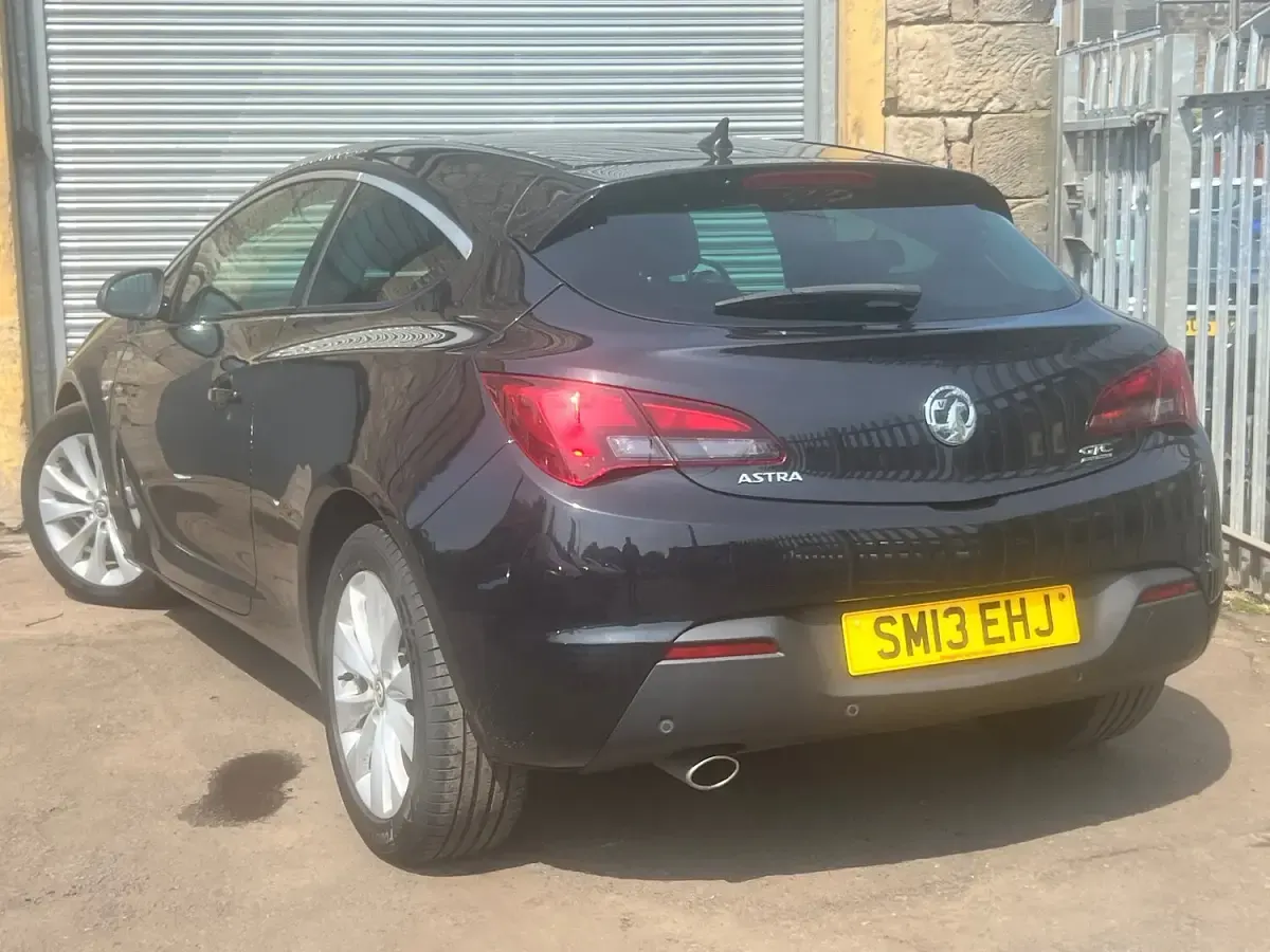 Used Vauxhall Astra GTC SRi 140 HP (102 kW) 2013 Black Hatchback