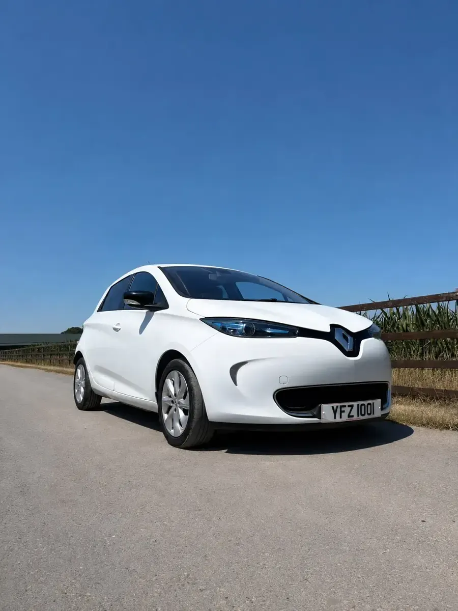 Used Renault Zoe Expression 64 kW (88 HP) 2015 White Hatchback