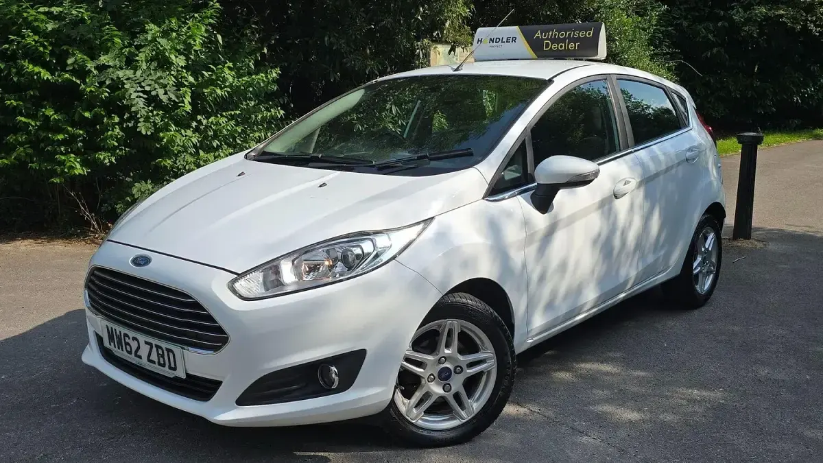 Used Ford Fiesta Zetec 125 HP (91 kW) 2013 White Hatchback