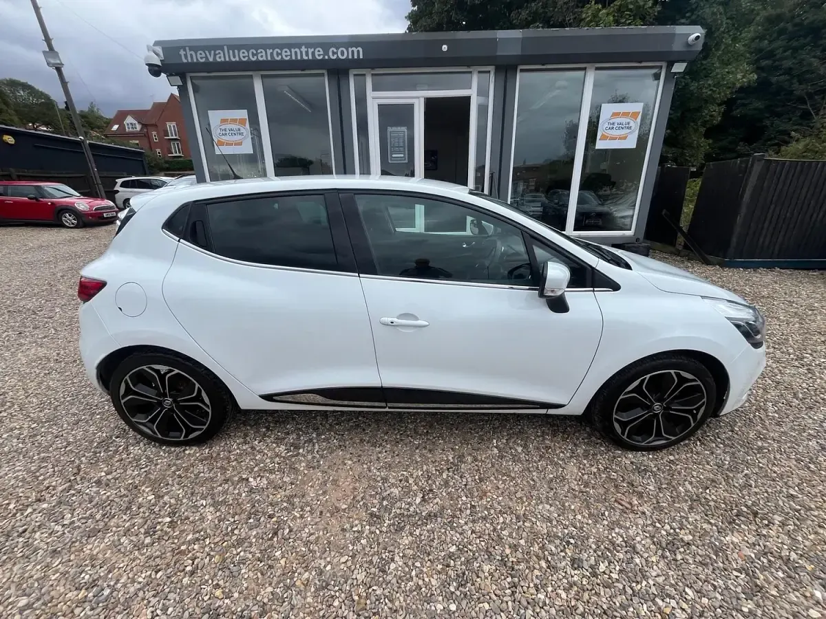 Used Renault Clio Iconic 75 HP (55 kW) 2018 White Hatchback