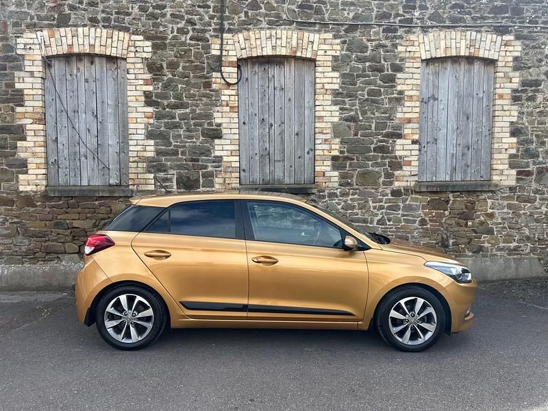 Used Hyundai i20 Premium 84 HP (61 kW) 2015 Orange Hatchback