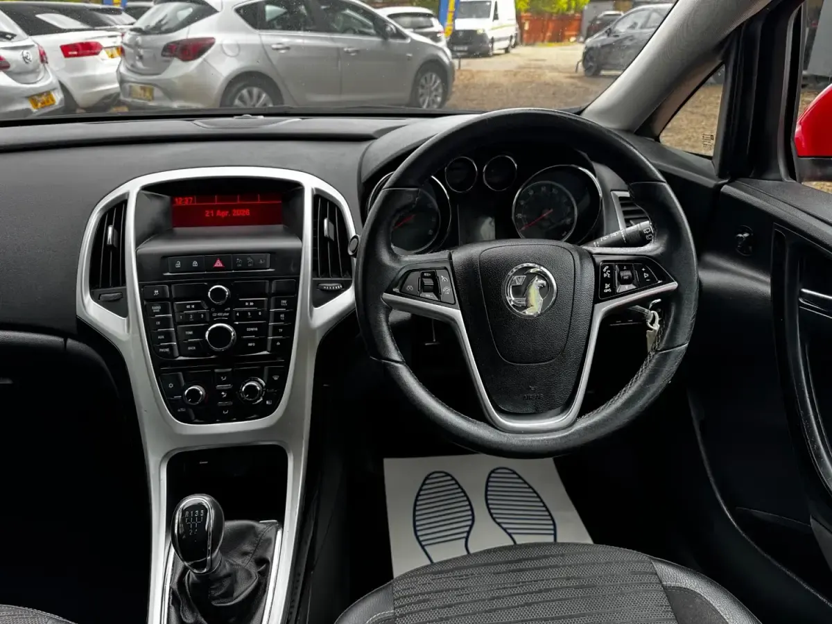Second-hand Vauxhall Astra Excite 100 CP (73 kW) 2014 Roșu Hatchback