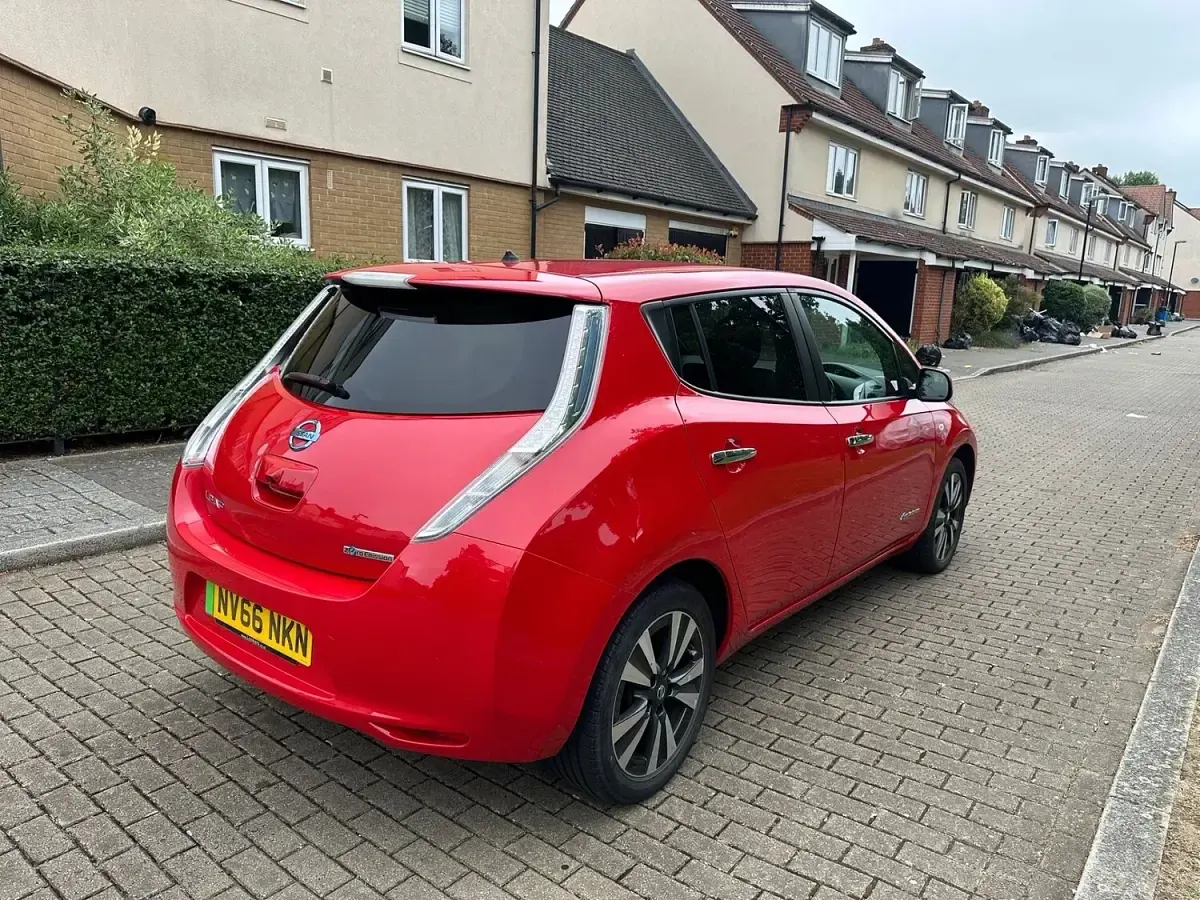 Used Nissan Leaf Tekna 80 kW (109 HP) 2016 Red Hatchback