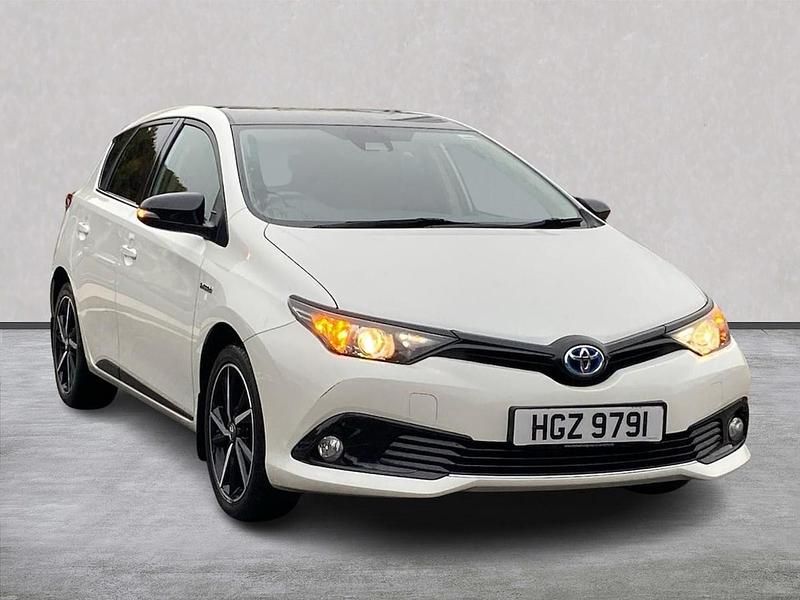 White Used 2017 Toyota Auris Hybrid Hatchback | £12,599 (Fair price) - Image 1/4