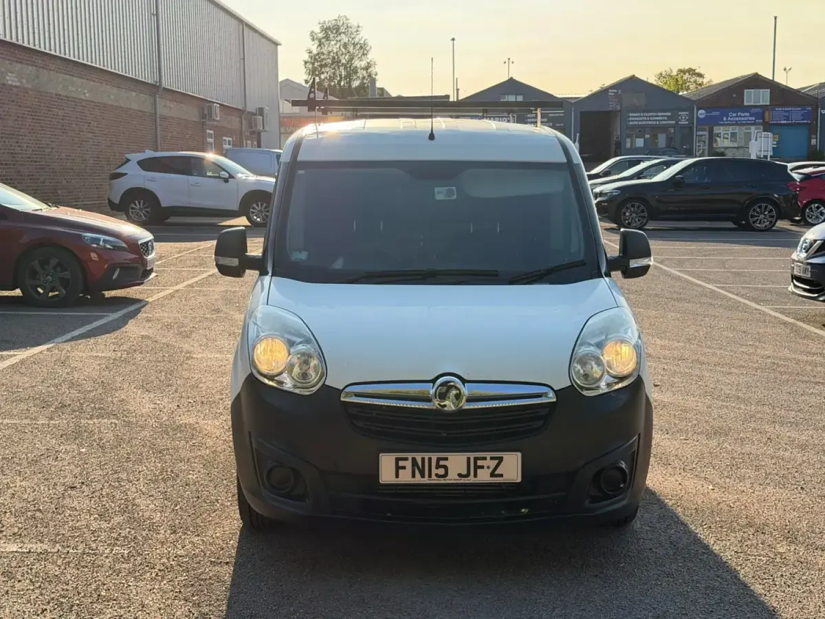 Usado Vauxhall Combo 90 CV (66 kW) 2015 Blanco Monovolumen