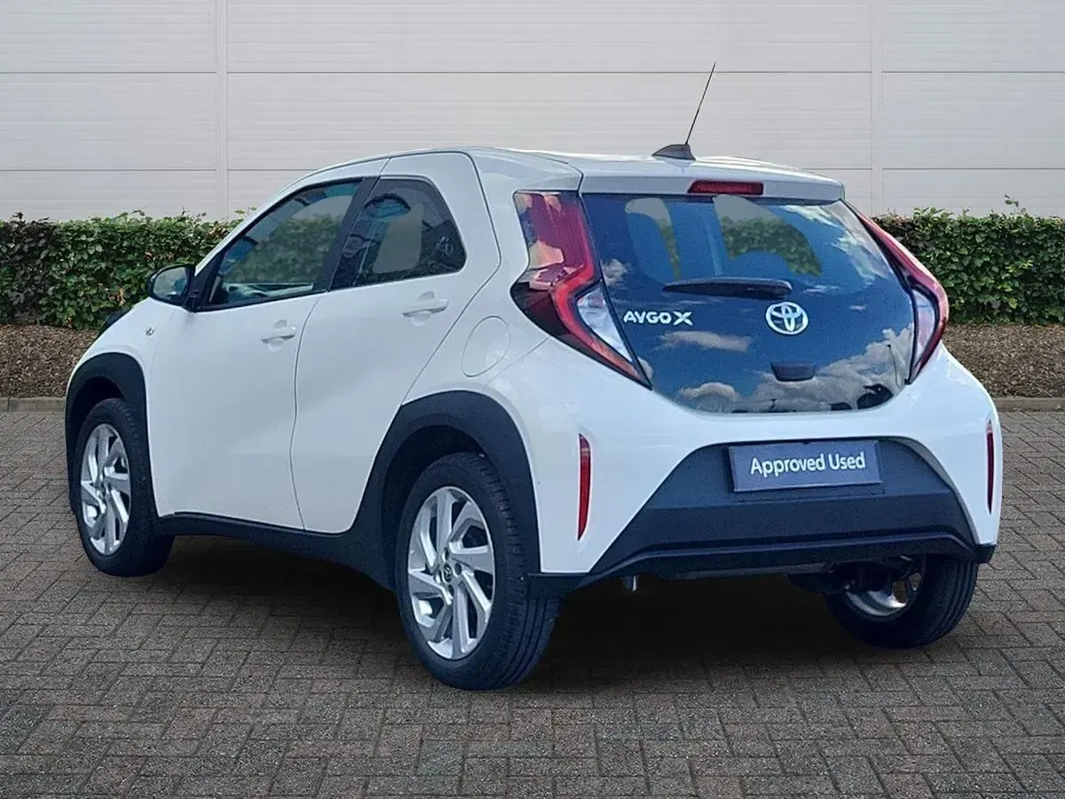 Used Toyota Aygo X PURE 72 HP (52 kW) 2024 White SUV