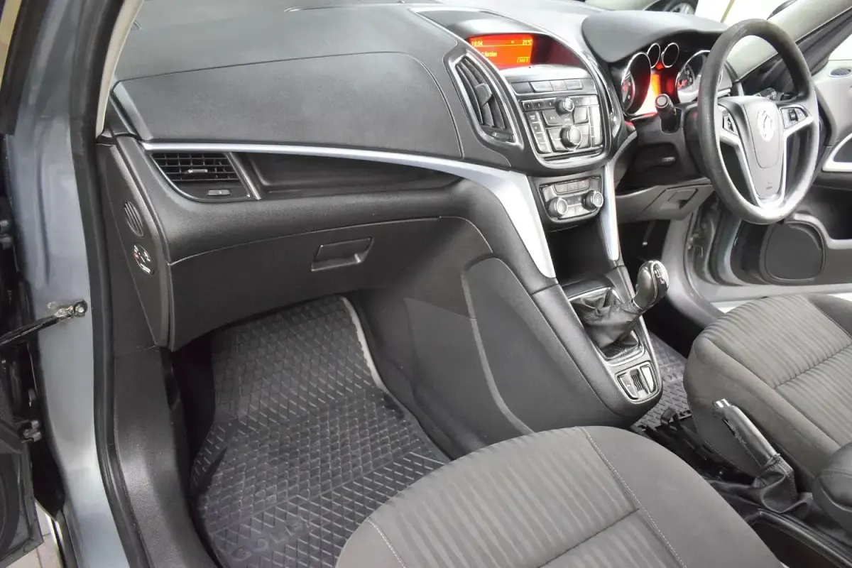 Used Vauxhall Zafira SRi 170 HP (125 kW) 2013 Silver MPV