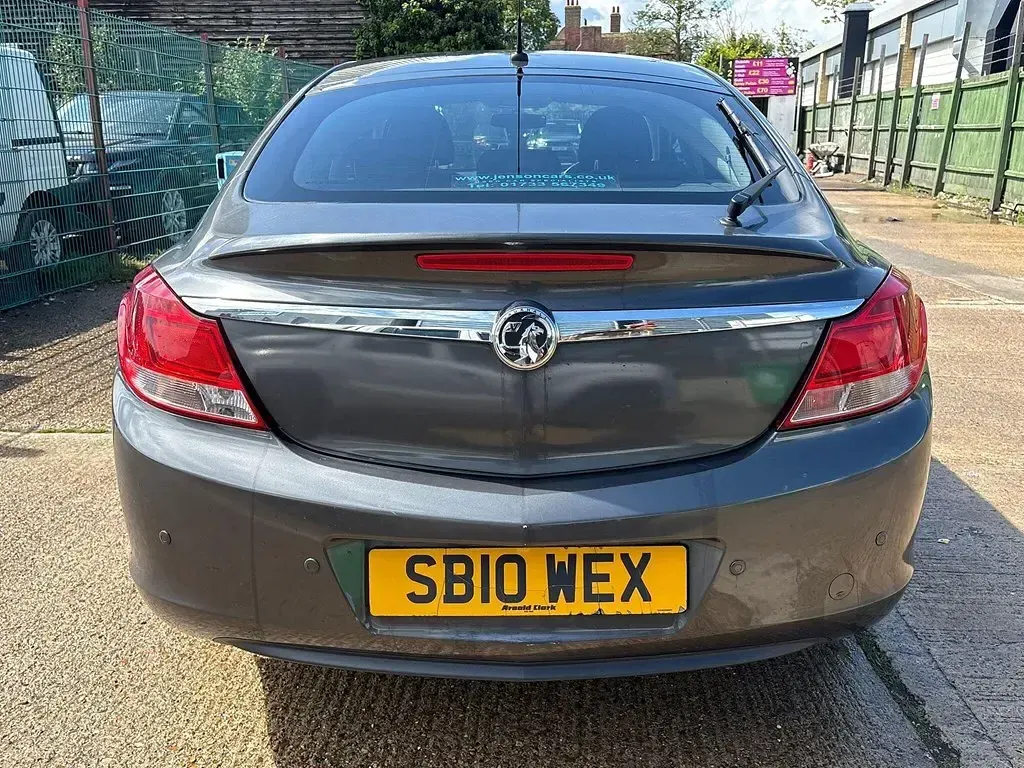 Begagnad Vauxhall Insignia 140 HK (102 kW) 2010 Grå Halvkombi