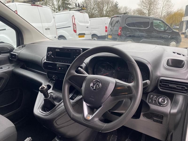 Used Vauxhall Combo Edition 100 HP (73 kW) 2021 White MPV