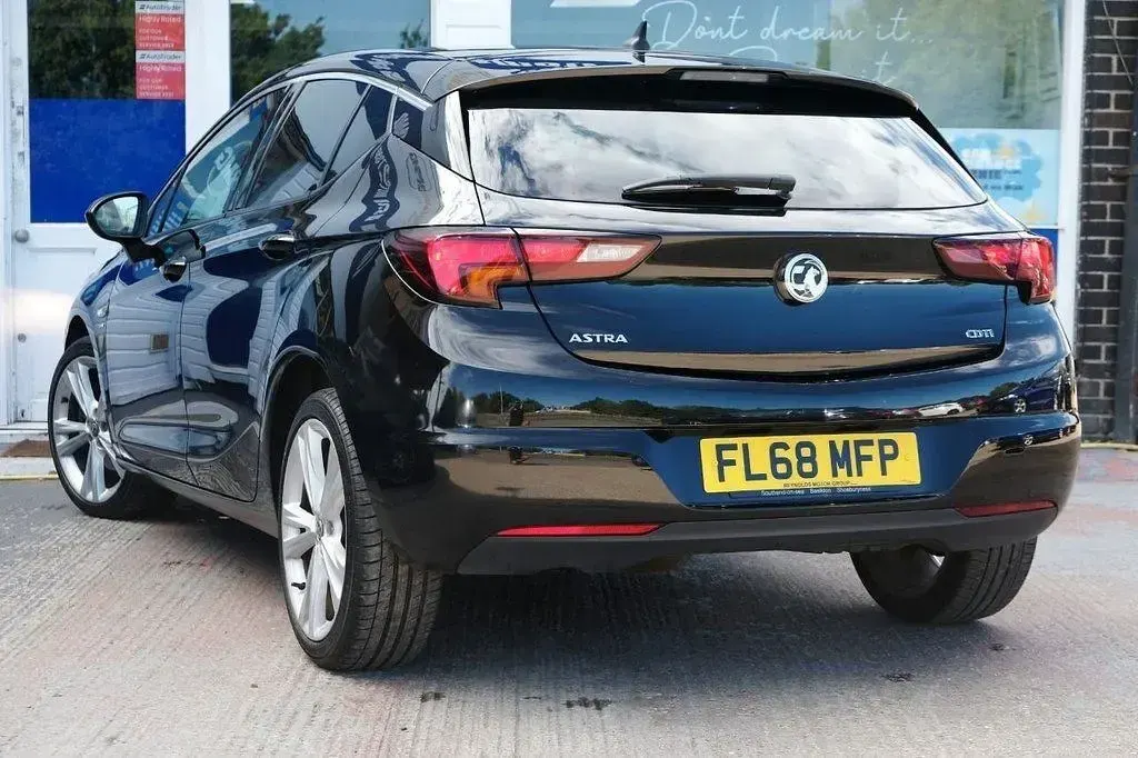 Second-hand Vauxhall Astra SRi 135 CP (99 kW) 2018 Negru Hatchback