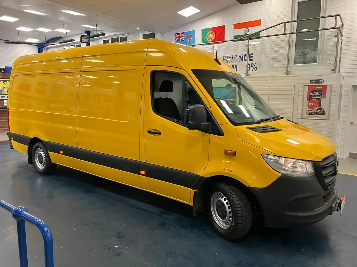 Used Mercedes Sprinter Progressive 143 HP (105 kW) 2020 Yellow Van