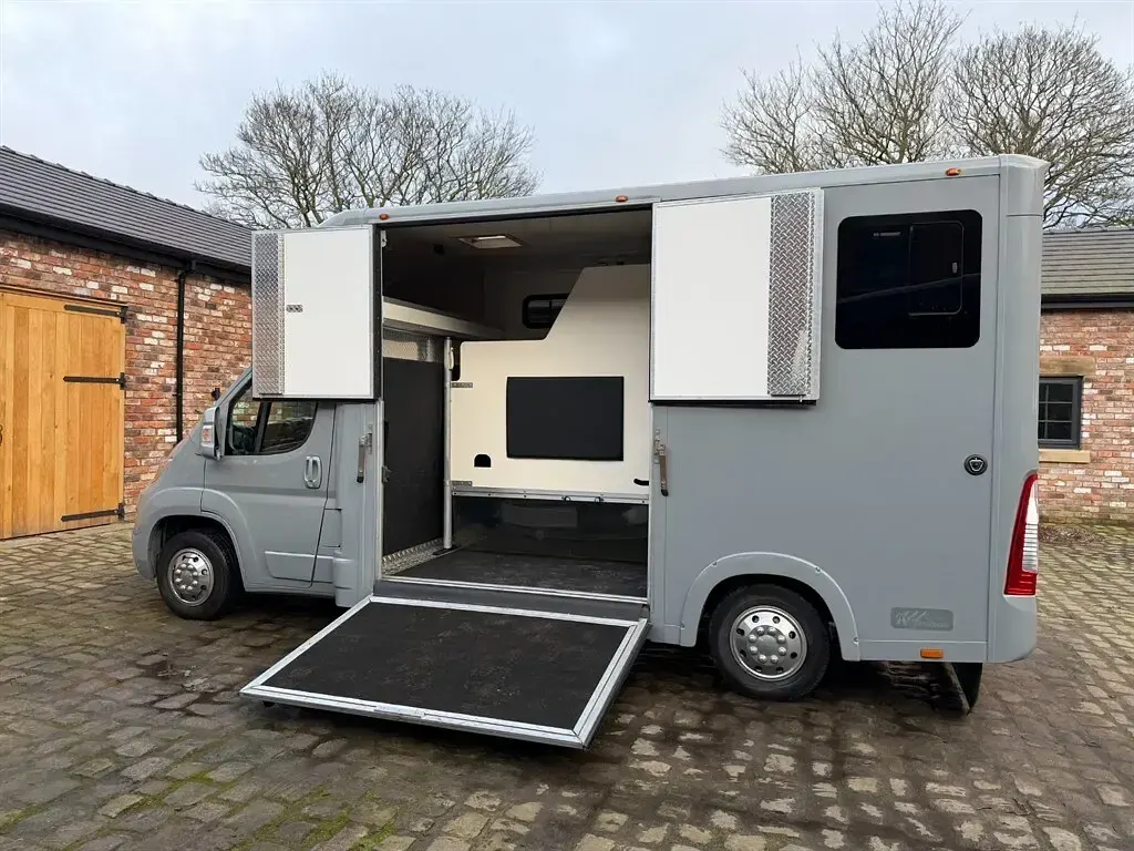 Used Citroën Relay 130 HP (95 kW) 2017 Nardo grey Van