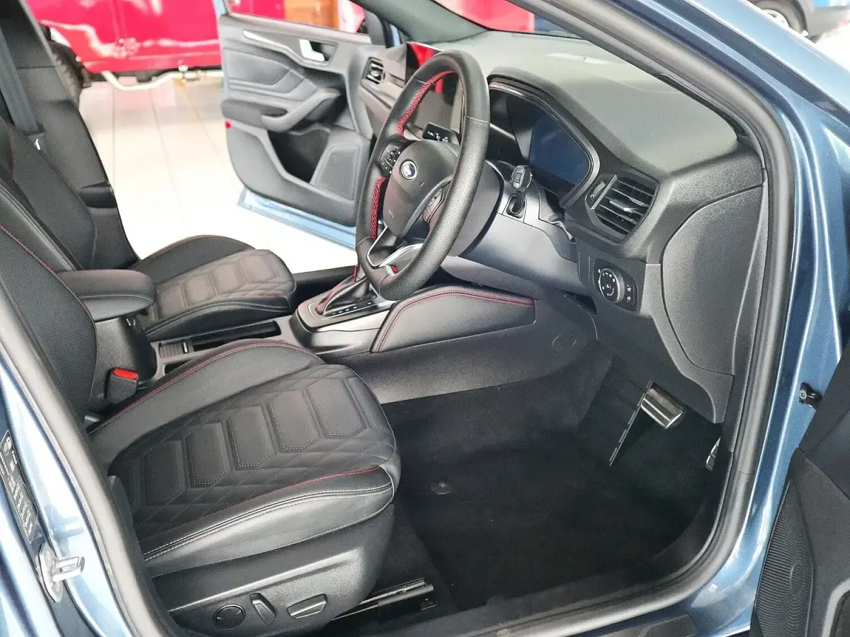 Used Ford Focus ST-Line X 125 HP (91 kW) 2024 Blue Estate