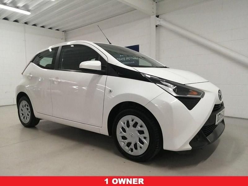 White Used 2021 Toyota Aygo X-play Hatchback | £9,700 (Fair price) - Image 1/4