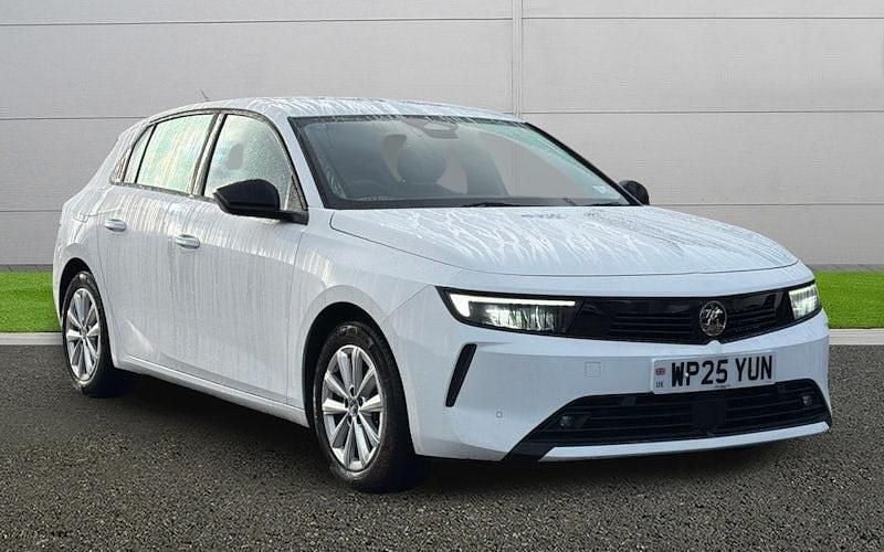 Used Vauxhall Astra Design Edition 131 HP (96 kW) 2025 White Hatchback
