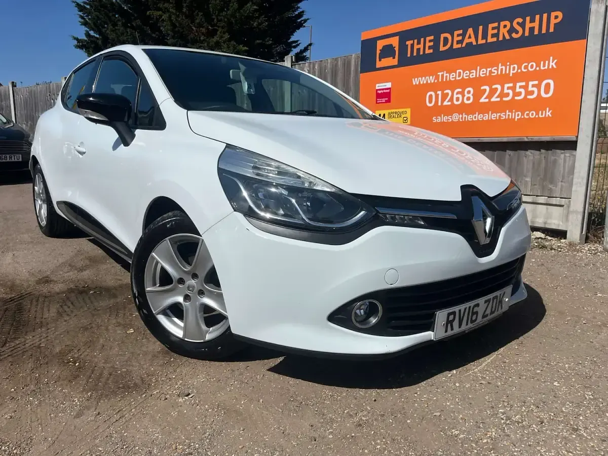 Used Renault Clio Dynamique 75 HP (55 kW) 2016 White Hatchback