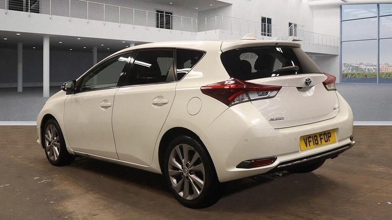 Used Toyota Auris Hybrid 136 HP (100 kW) 2018 White Hatchback