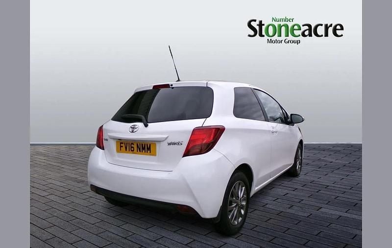 Used Toyota Yaris 68 HP (50 kW) 2016 White Hatchback
